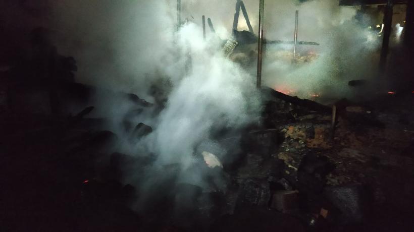 Patru anexe gospodărești și două mașini s-au făcut scrum la Ghelari, în județul Hunedoara 18876894