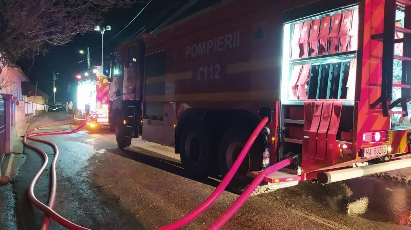 Patru anexe gospodărești și două mașini s-au făcut scrum la Ghelari, în județul Hunedoara 18876895