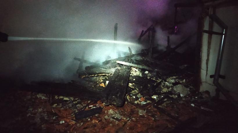 Patru anexe gospodărești și două mașini s-au făcut scrum la Ghelari, în județul Hunedoara 18876896