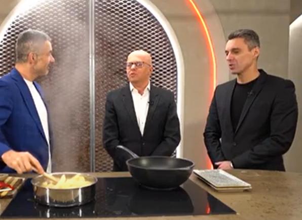 Mircea Badea și Adrian Ursu, poveștile copilăriei, nespuse în public, la o mâncare cu gutui. ”Mâncam bomboanele pe care le strângea bunica – Dumnezeu s-o ierte – pentru colivă” 18876863