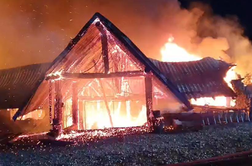 Căutări disperate la pensiunea Ferma Dacilor: 6 persoane care petreceau Crăciunul la Tohani sunt dispărute în clădirile incendiate 