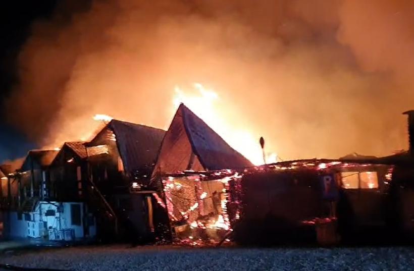 Căutări disperate la pensiunea Ferma Dacilor: 6 persoane care petreceau Crăciunul la Tohani sunt dispărute în clădirile incendiate  18876916