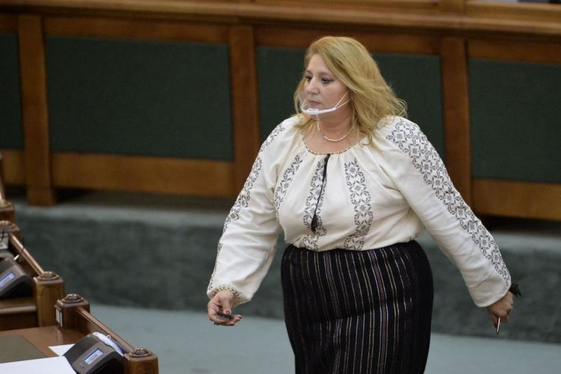 Șoșoacă a rupt microfonul: a vorbit de 1.417 ori, în 480 de ședințe. Senatoarea „rețelelor de socializare” are o singură lege promulgată, în trei ani de mandat 18877000