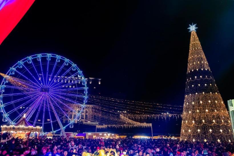 Nicuşor Dan: 1,2 milioane de bucureşteni şi turişti au vizitat Târgul de Crăciun din Piaţa Constituţiei