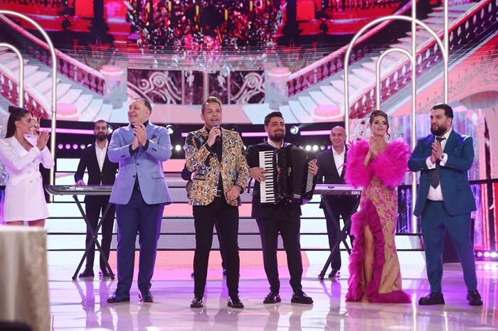 Revelionul cel neBUN aduce la Antena 1 zeci de vedete, care se întrec în cel mai tare concurs de revelioane. Liviu şi Andrei împreună cu Nea Mărin, gazdele show-ului din noaptea dintre ani 18877257