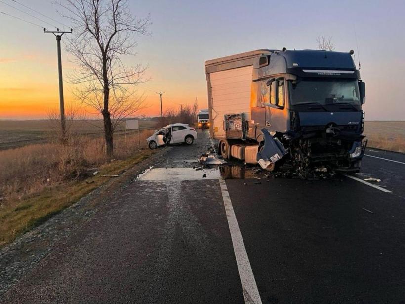 Accident cumplit cu 8 victime în Ialomița, între un camion și 3 autoturisme. Trei persoane au decedat 18877447