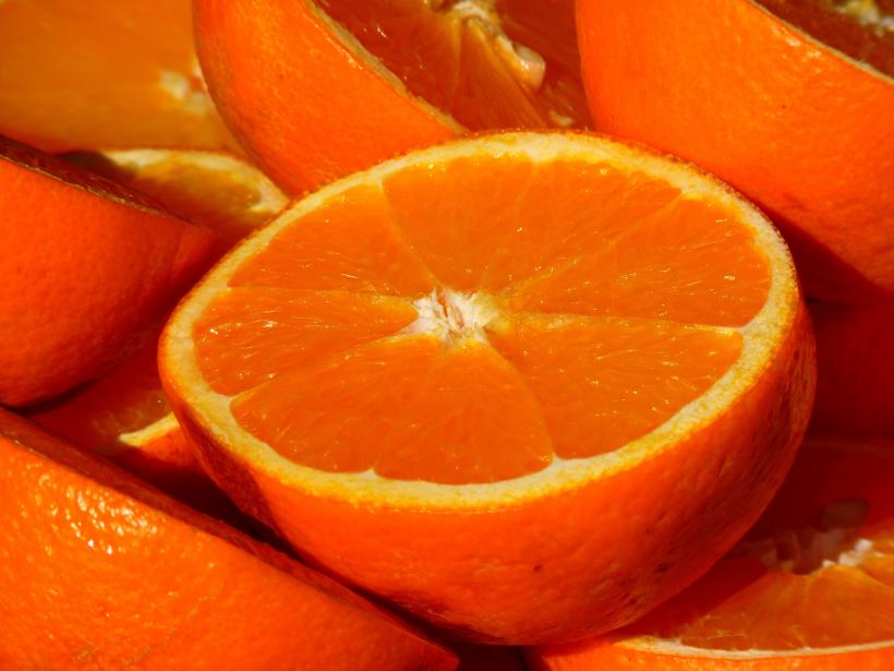 Cum să scapi de mirosurile neplăcute din casă doar cu sare și portocale