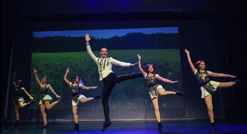 Teatru, muzică, dans, film și arte vizuale 18877401