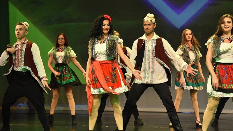 Teatru, muzică, dans, film și arte vizuale 18877404