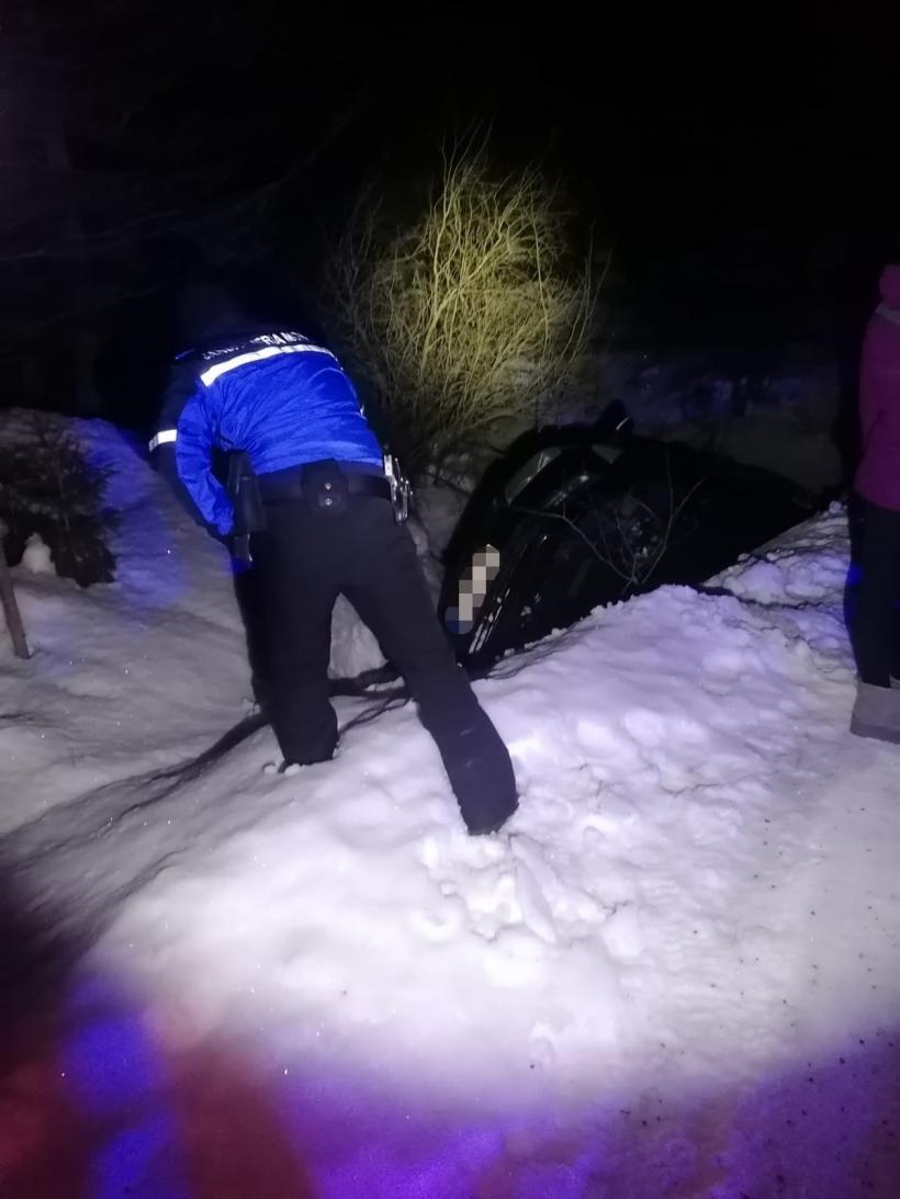 O familie a derapat cu mașina într-un șanț, pe Transalpina