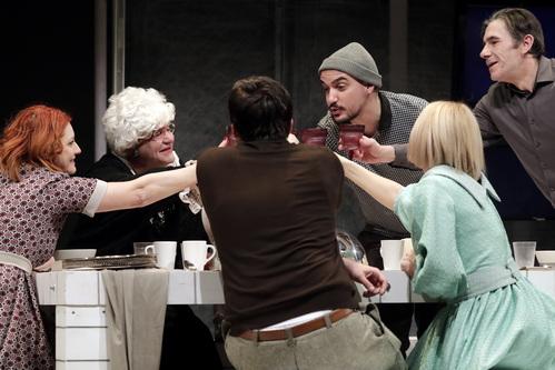 POVESTEA ACELOR OAMENI CARE ÎNTR-O SEARĂ S-AU ADUNAT ÎN JURUL UNEI MESE la Teatrul Național Mihai Eminescu Timișoara 18877532