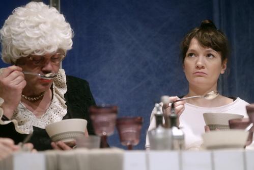 POVESTEA ACELOR OAMENI CARE ÎNTR-O SEARĂ S-AU ADUNAT ÎN JURUL UNEI MESE la Teatrul Național Mihai Eminescu Timișoara 18877533