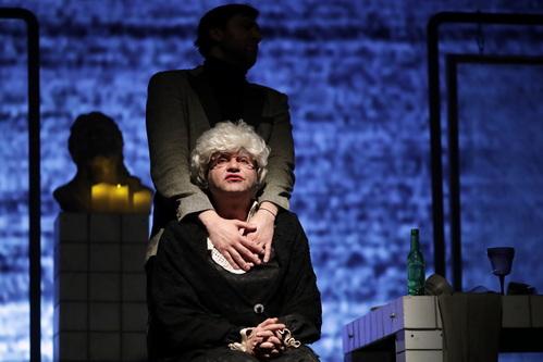 POVESTEA ACELOR OAMENI CARE ÎNTR-O SEARĂ S-AU ADUNAT ÎN JURUL UNEI MESE la Teatrul Național Mihai Eminescu Timișoara 18877534