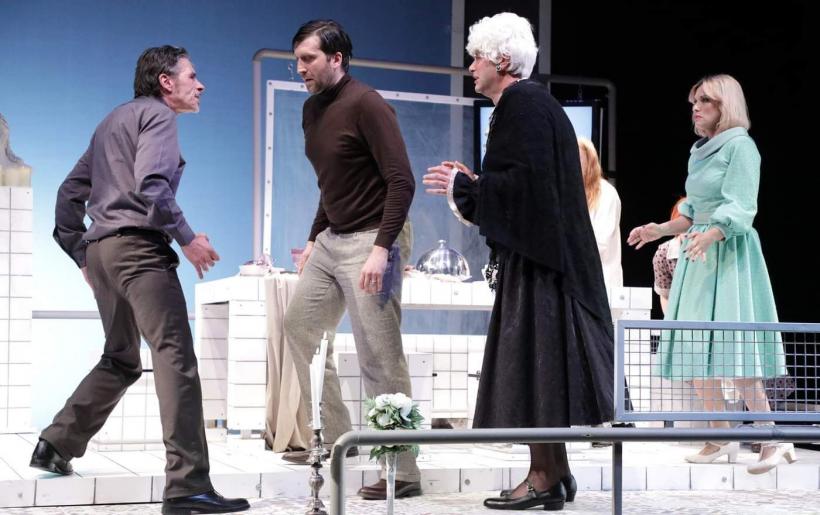 POVESTEA ACELOR OAMENI CARE ÎNTR-O SEARĂ S-AU ADUNAT ÎN JURUL UNEI MESE la Teatrul Național Mihai Eminescu Timișoara 18877537