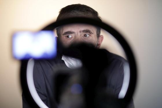 POVESTEA ACELOR OAMENI CARE ÎNTR-O SEARĂ S-AU ADUNAT ÎN JURUL UNEI MESE la Teatrul Național Mihai Eminescu Timișoara 18877540