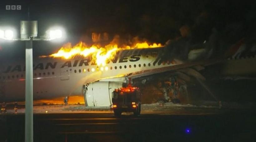UPDATE Japonia, afectată de o nouă tragedie. Un avion de pasageri a luat foc, după ce ar fi lovit o aeronavă a Gărzii de Coastă