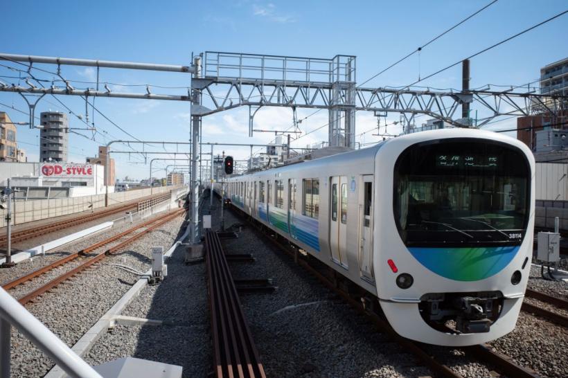 Trei bărbați, atacați de o femeie cu un cuțit într-un tren din Tokyo