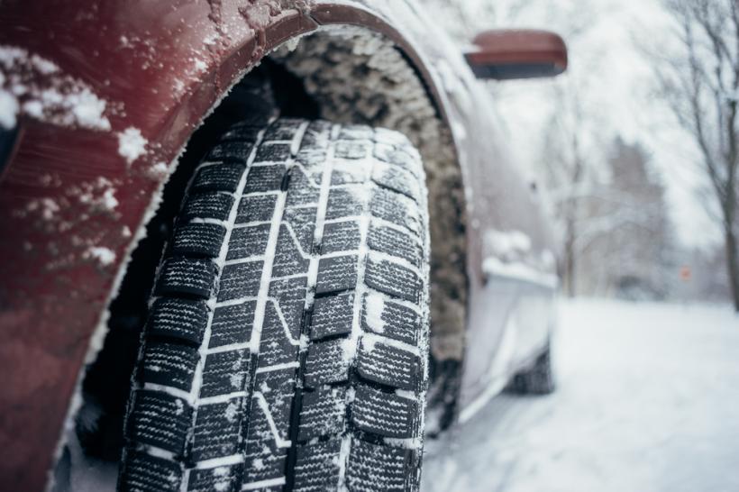 Aproximativ 1.000 de mașini, blocate pe o autostradă din Suedia din cauza zăpezii