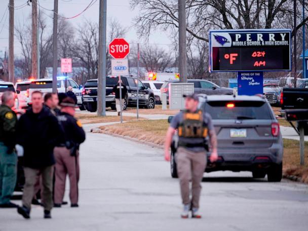 Un adolescent de 17 ani a ucis un elev de clasa a șasea și a rănit alte 5 persoane, apoi s-a sinucis 18878265