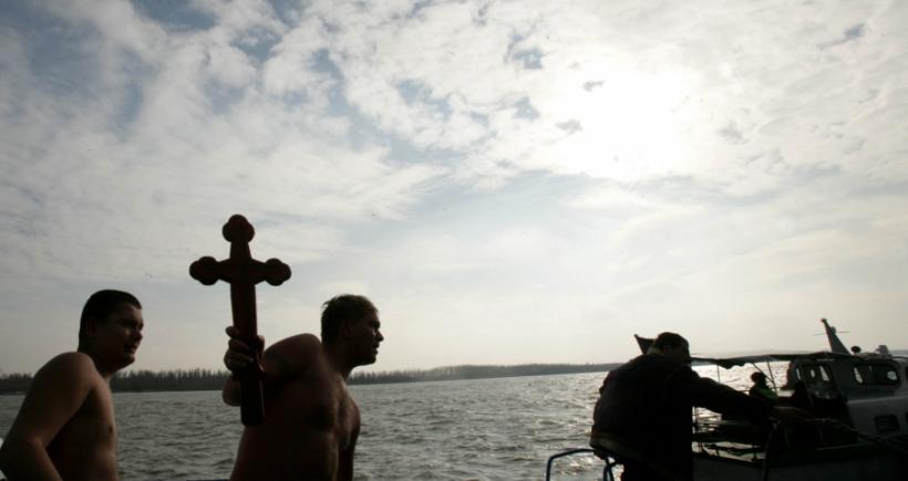 Pregătiri pentru ceremonialul de aruncare în Dunăre a sfintei Cruci