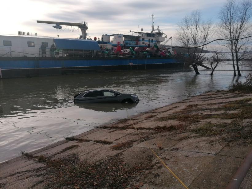 Doi tineri au aterizat cu mașina în Dunăre 18878434