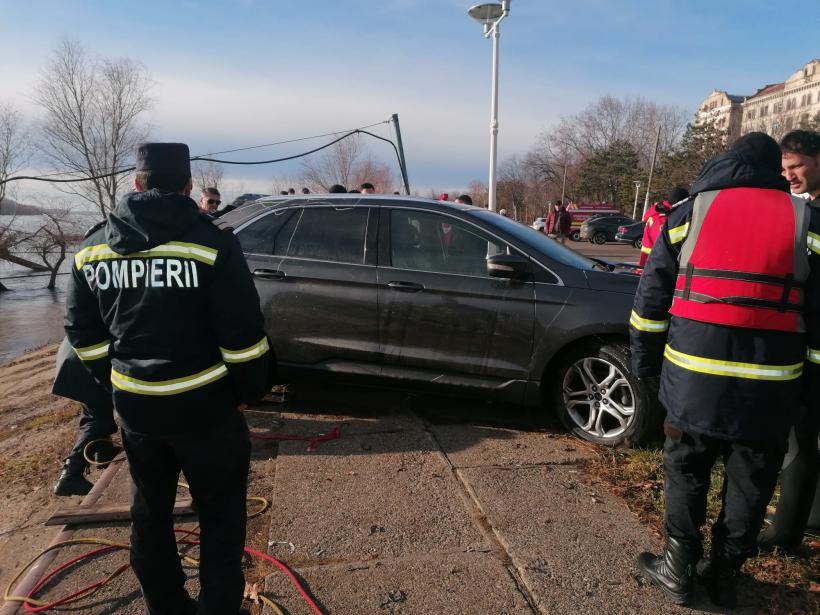 Doi tineri au aterizat cu mașina în Dunăre 18878435