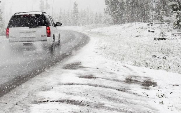 Atenție, șoferi! Ninge abundent pe două drumuri naționale din Iași