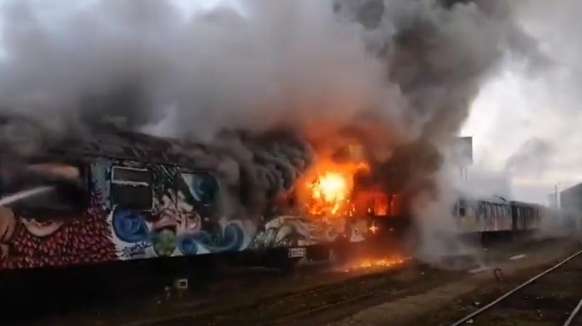 Incendiu în Gara Cluj-Napoca. Două vagoane au luat foc, iar un bărbat cu arsuri a ajuns la spital. Poliția a deschis dosar penal 18878516