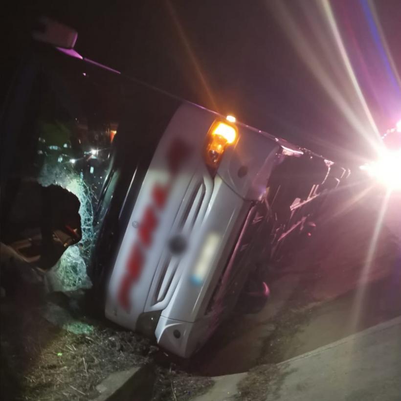 Un autocar a căzut în șanțul de pe marginea DN5. Șoferul și pasagerii au rămas blocați în interior