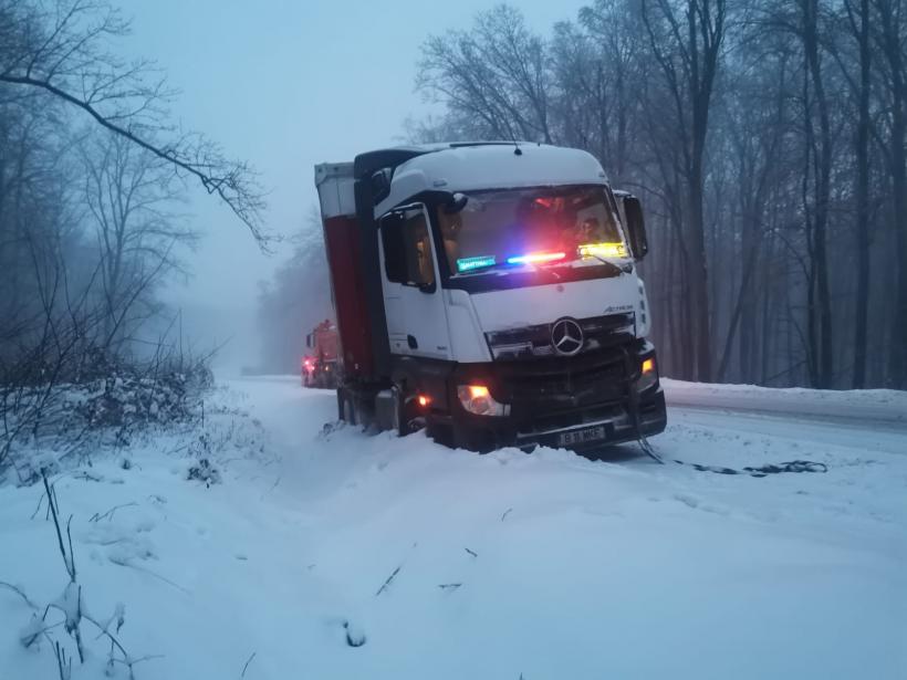 Drumuri închise din cauza ninsorii viscolite