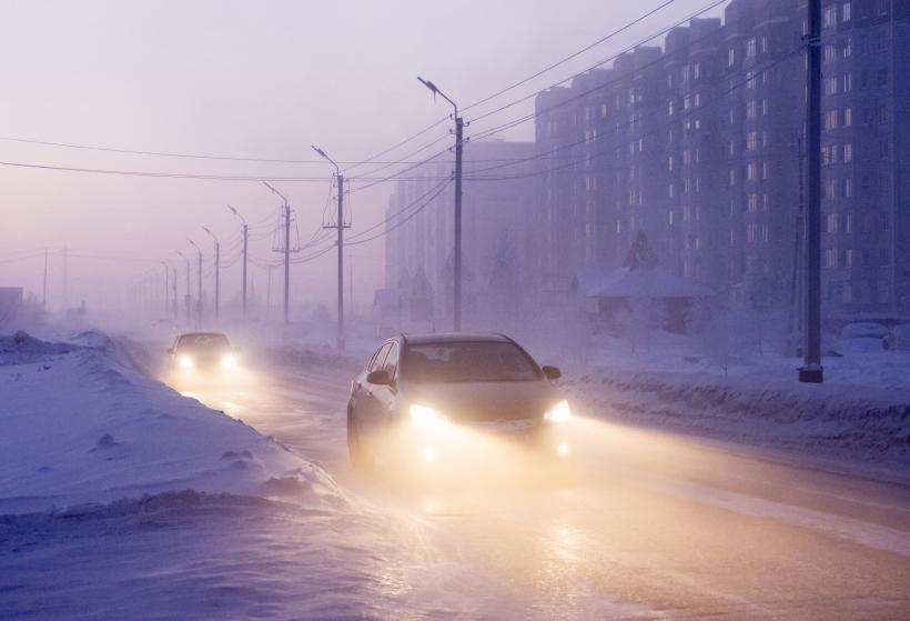 Atenție, șoferi! Este polei și zăpadă pe drumuri din mai multe județe, luni dimineața