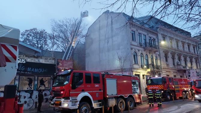 Arde acoperișul unui hotel din București. Zeci de persoane au fost evacuate