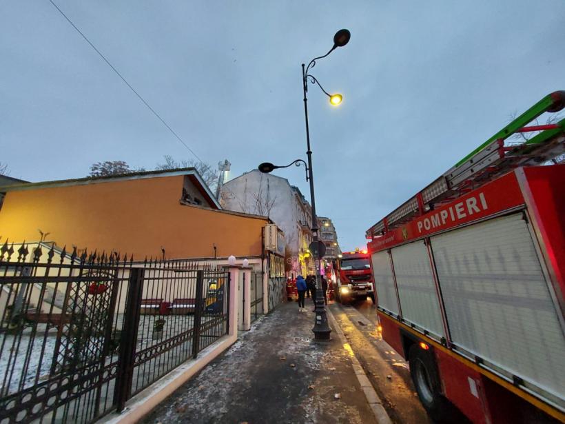 Arde acoperișul unui hotel din București. Zeci de persoane au fost evacuate 18878811