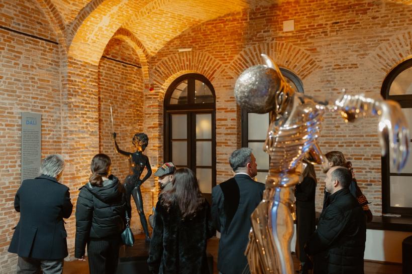 Concert Corina Sîrghi și program extins pentru vizitarea expoziției „Universul lui Salvador Dalí”, de Ziua Culturii Naționale, la ARCUB