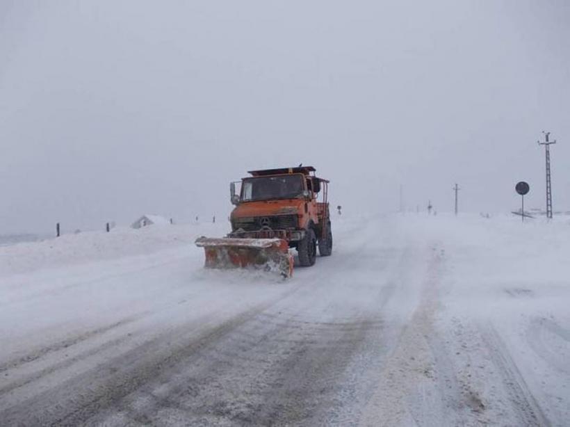 Drumuri închise, oameni înzăpeziți și un autocar ieșit de pe șosea în Vrancea 18878807