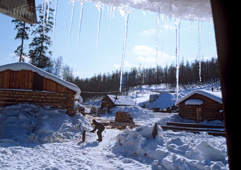 Atenție la țurțuri. Cum să cureți gheața de la streașina casei 18879016