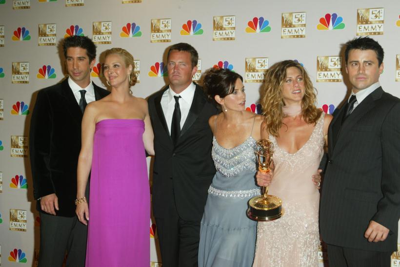 Scenariile a două episoade din Friends, recuperate dintr-un coș de gunoi, sunt scoase la licitație