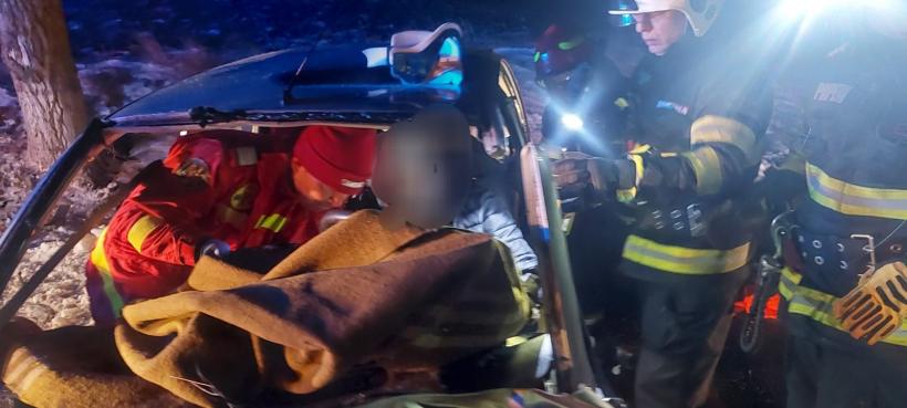 A intrat cu mașina într-un copac de pe marginea drumului, la Ipotești 18879282