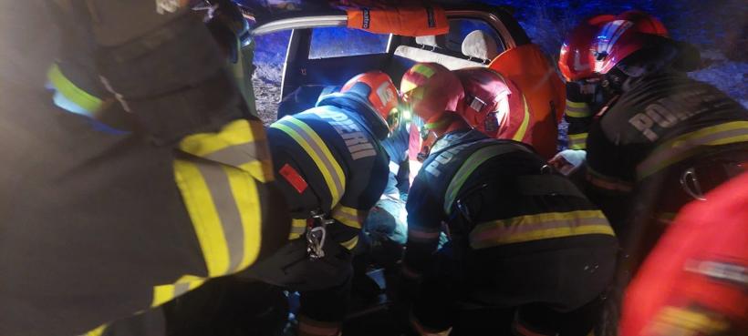 A intrat cu mașina într-un copac de pe marginea drumului, la Ipotești 18879283