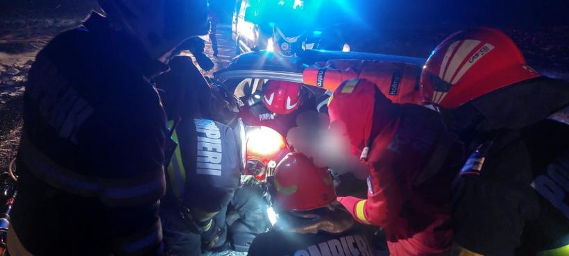 A intrat cu mașina într-un copac de pe marginea drumului, la Ipotești 18879284