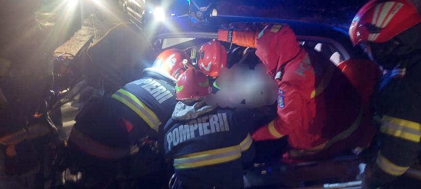 A intrat cu mașina într-un copac de pe marginea drumului, la Ipotești 18879285