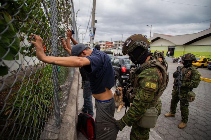 Angajații penitenciarelor din Ecuador, ținuți ostatici de deținuți, au fost eliberați