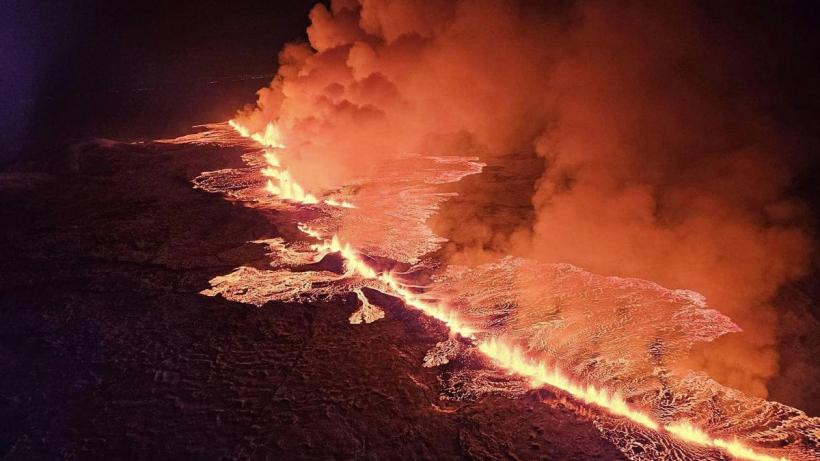 Un vulcan a erupt în Islanda, lava care curge a ajuns într-un oraș pescăresc