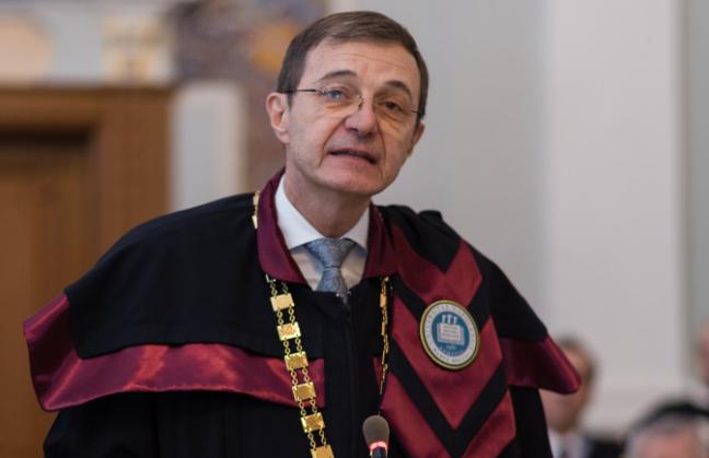 Mesajul președintelui Academiei, de Ziua Culturii Naționale: „Inculții, semidocții, grobienii, tupeiștii, șarlatanii, aroganții, delatorii, noii îmbogățiți urcă tot mai sus pe scara socială” 18879571