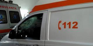 O ambulanță care transporta pacienți s-a răsturnat în Argeș. Doi oameni sunt blocați în interior