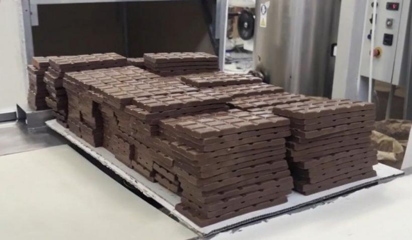 O fabrică de ciocolată din Europa caută muncitori. Ofertă atractivă pentru români