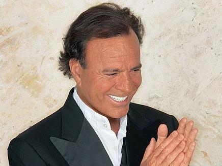 Julio Iglesias, oprit pe aeroportul din Republica Dominicană. Ce au găsit autoritățile în bagajul artistului 18879925