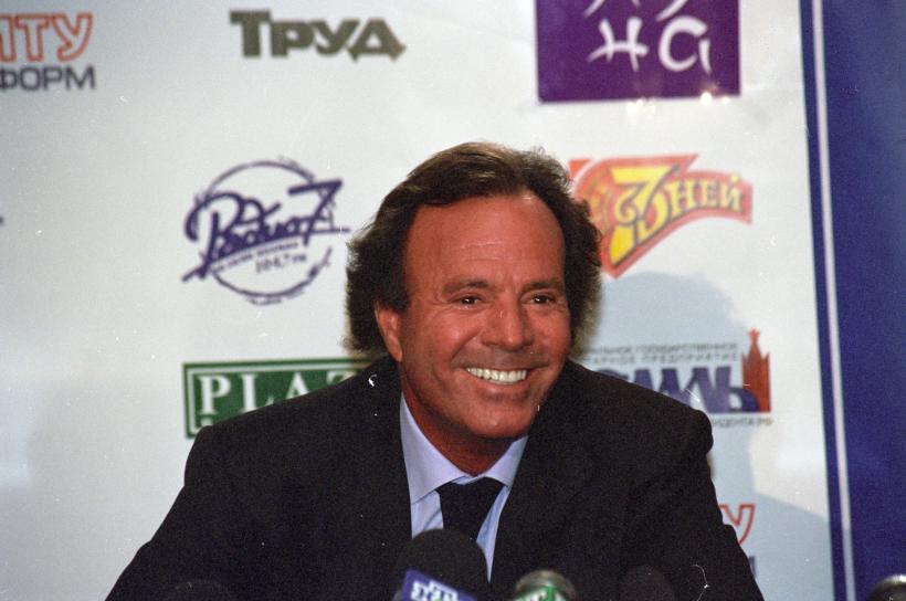 Julio Iglesias, oprit pe aeroportul din Republica Dominicană. Ce au găsit autoritățile în bagajul artistului 18879969