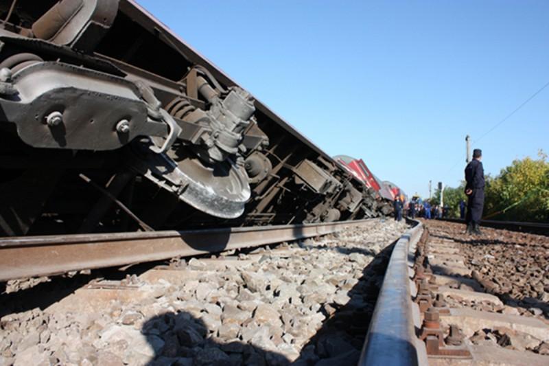 UPDATE Nouă vagoane ale unui tren de marfă au deraiat, iar două s-au răsturnat, în stația Leu