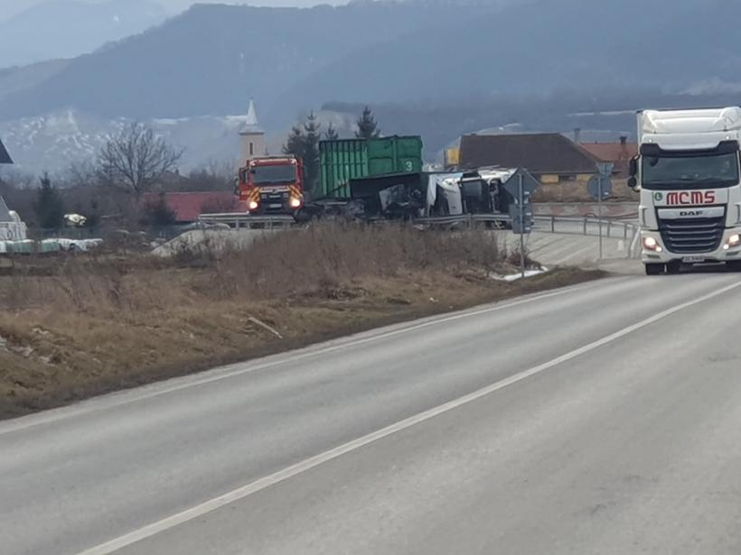 Un camion încărcat cu negru de fum s-a răsturnat pe DN 1, în Alba
